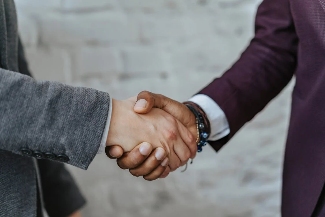 picture of two people shaking hands